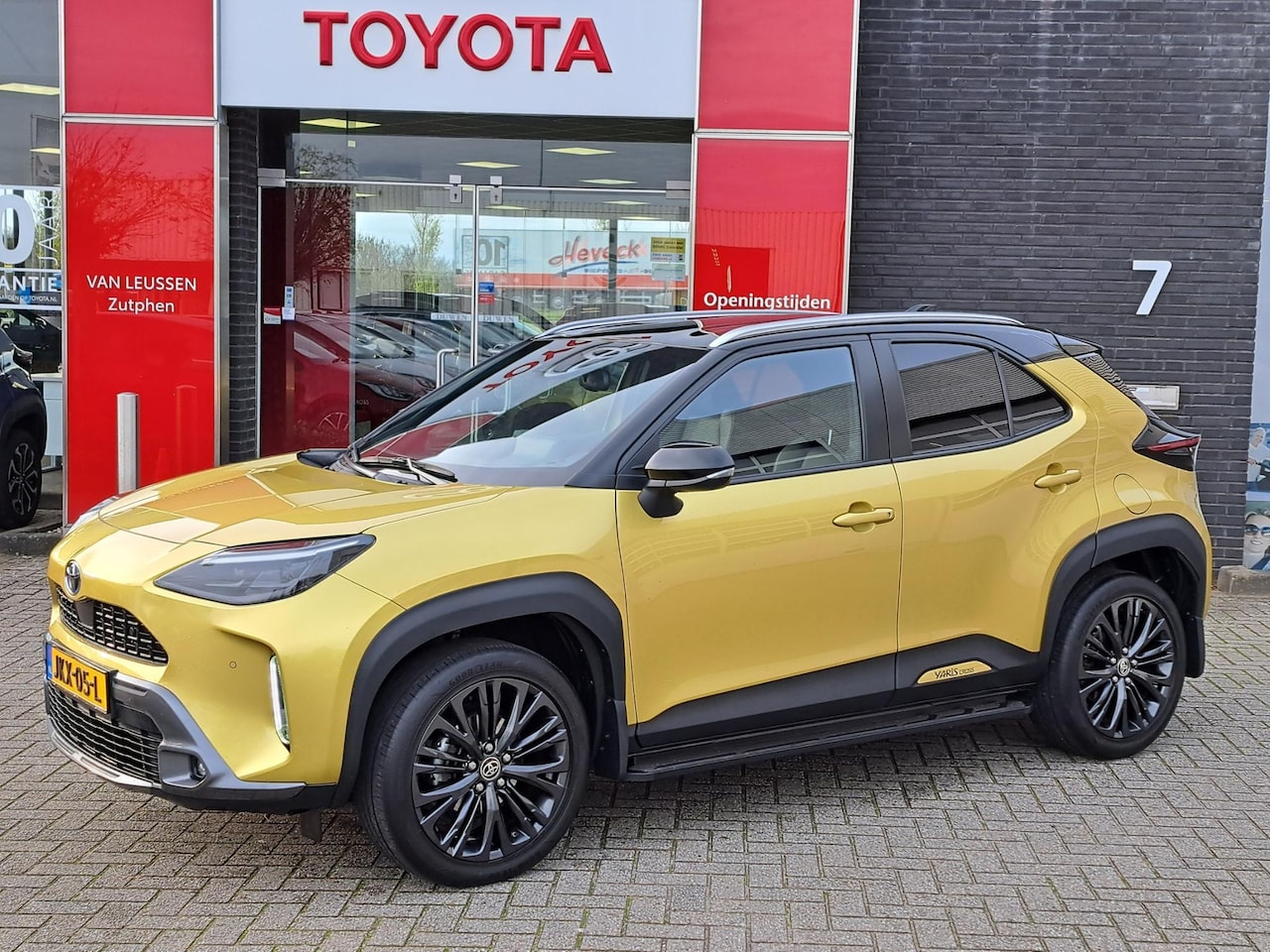 Toyota Yaris Cross - 1.5 HYBRID ADVENTURE TREEPLANKEN STUUR/STOELVERWARMING EL-ACHTERKLEP PARK-SENSOREN 18"LM-V - AutoWereld.nl