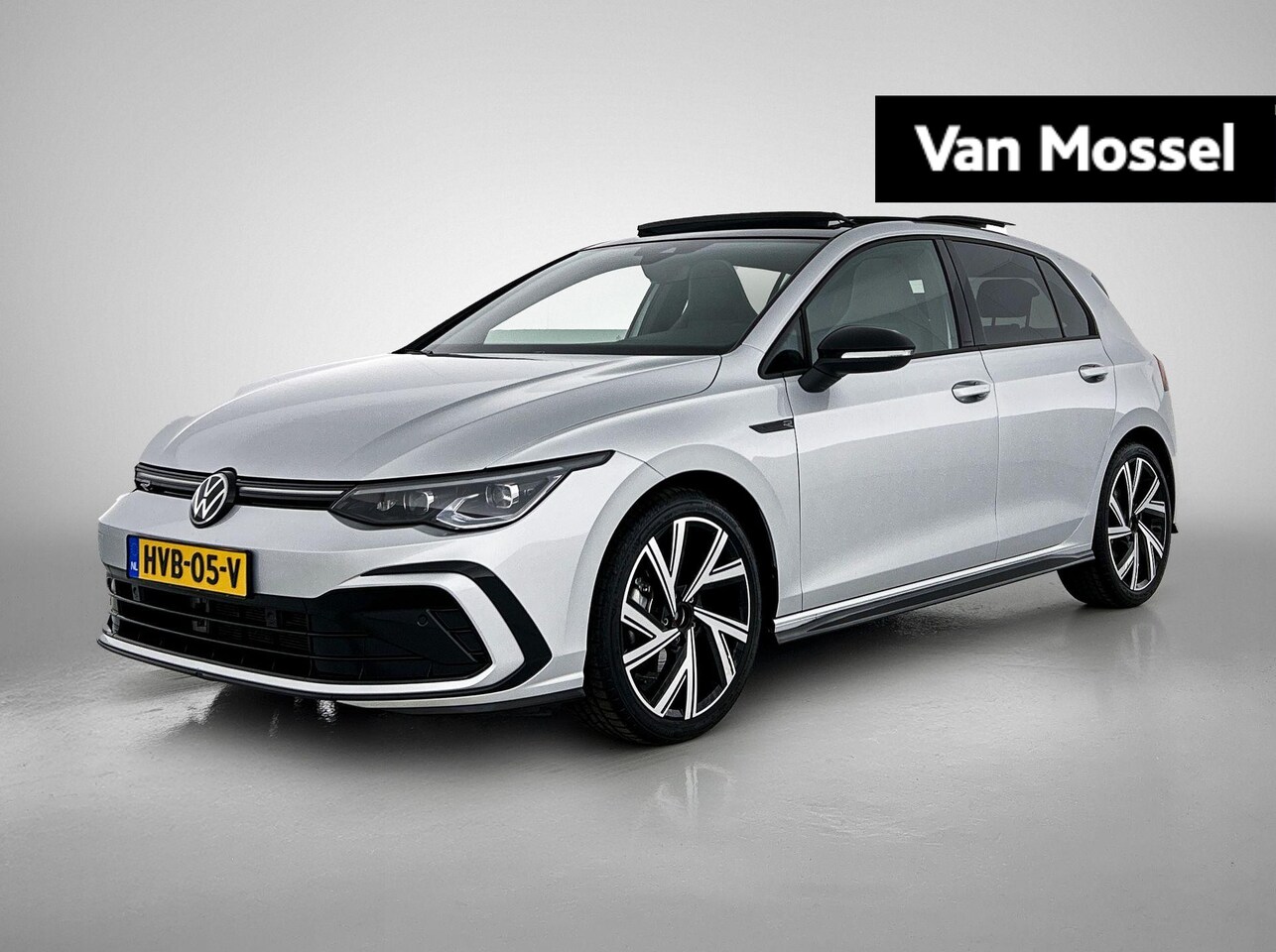 Volkswagen Golf - 1.5 eTSI R-Line Business 150 PK | R-Line | Automaat | Panoramadak | Stoelverwarming | App - AutoWereld.nl