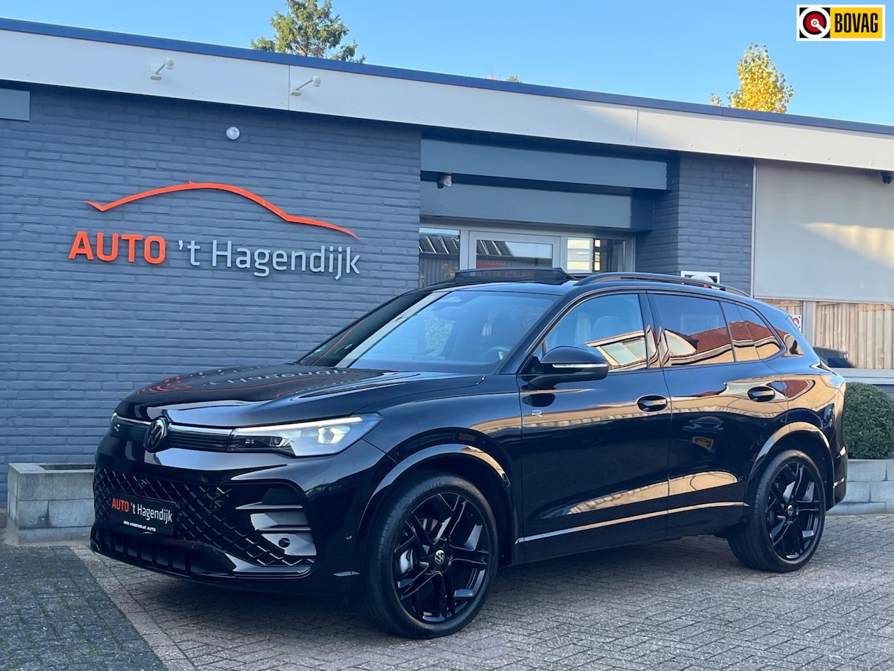 Volkswagen Tiguan - 1.5 eTSI R-Line pano trekh H&K IQ 360gr - AutoWereld.nl