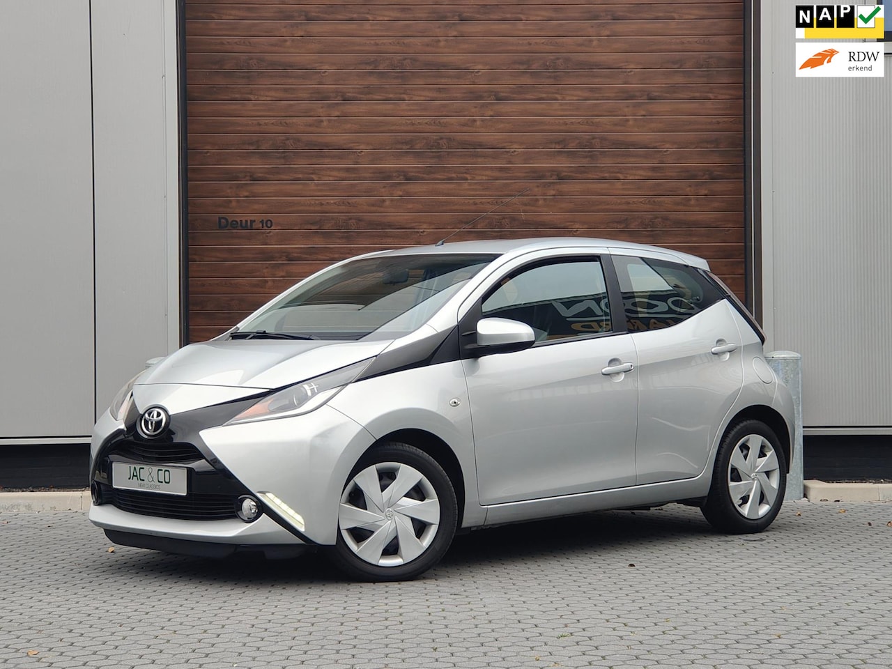 Toyota Aygo - 1.0 VVT-i X-PLAY / NAVI / CAMERA / AUTOMAAT - AutoWereld.nl