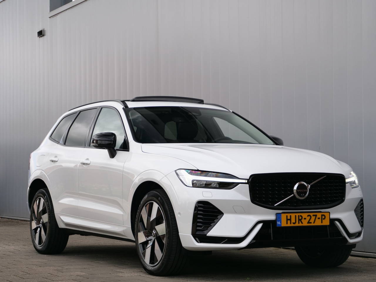 Volvo XC60 - 2.0 T6 350pk Plug-in hybrid AWD Ultimate Dark van € 56.850,- voor - AutoWereld.nl