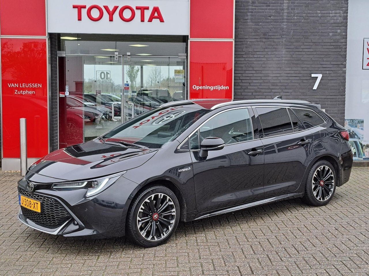 Toyota Corolla Touring Sports - 2.0 Hybrid GR-Sport TREKHAAK ACHTERUITRIJCAMERA SPORTIEVE UITSTRALING - AutoWereld.nl