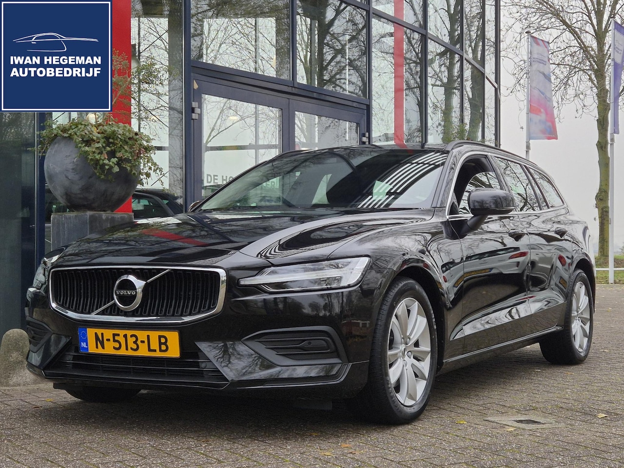 Volvo V60 - 2.0 B3 Momentum Business | Climate Control | LM velgen | PDC voor+achter+camera | Navigati - AutoWereld.nl