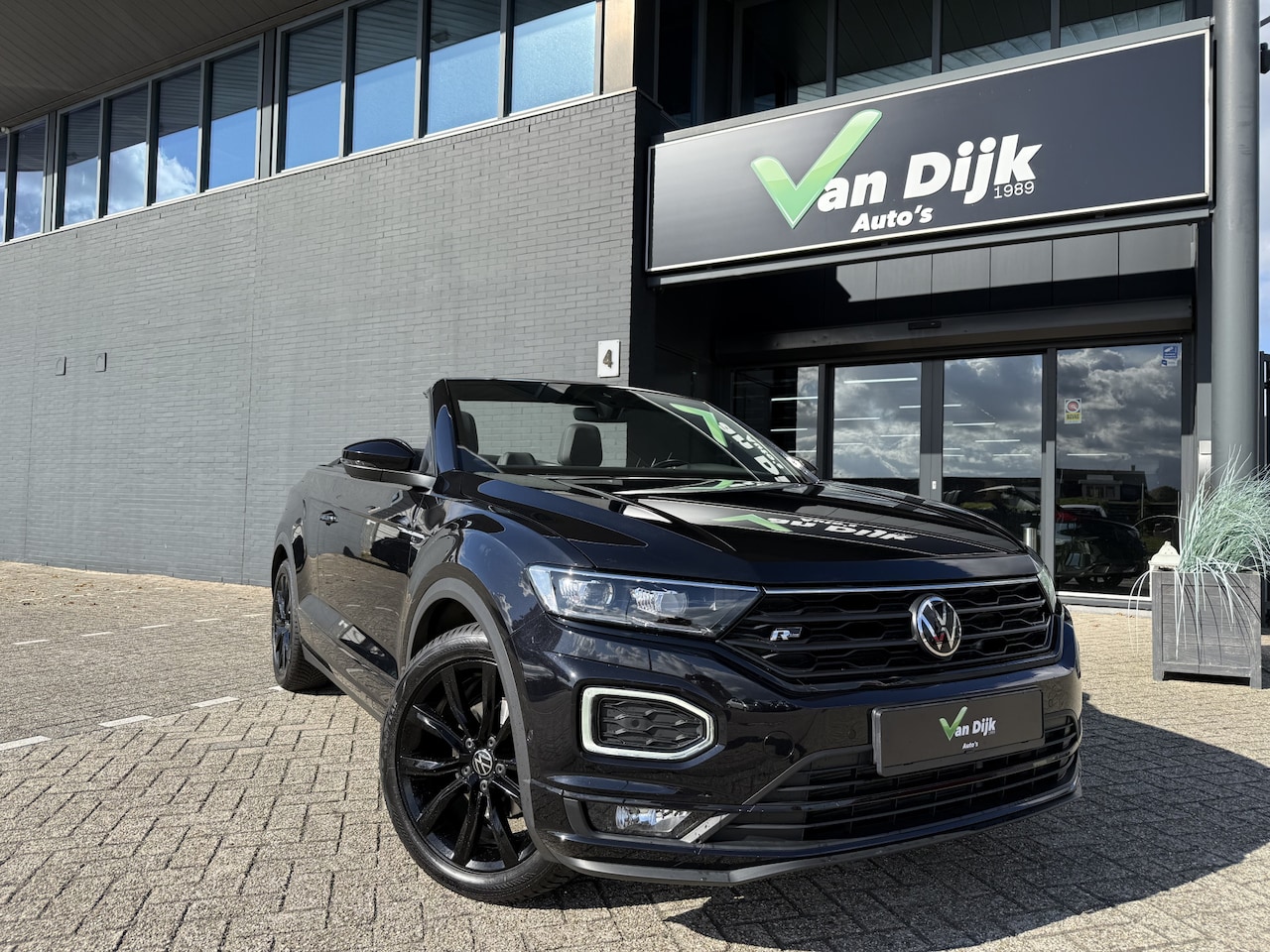 Volkswagen T-Roc Cabrio - 1.5 TSI R-Line Navi Camera 18Inch - AutoWereld.nl