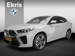 BMW iX2 - eDrive20 | M-Sportpakket | LED | Navigatie | Sportstoelen | Stoelverwarming | Adaptief ond