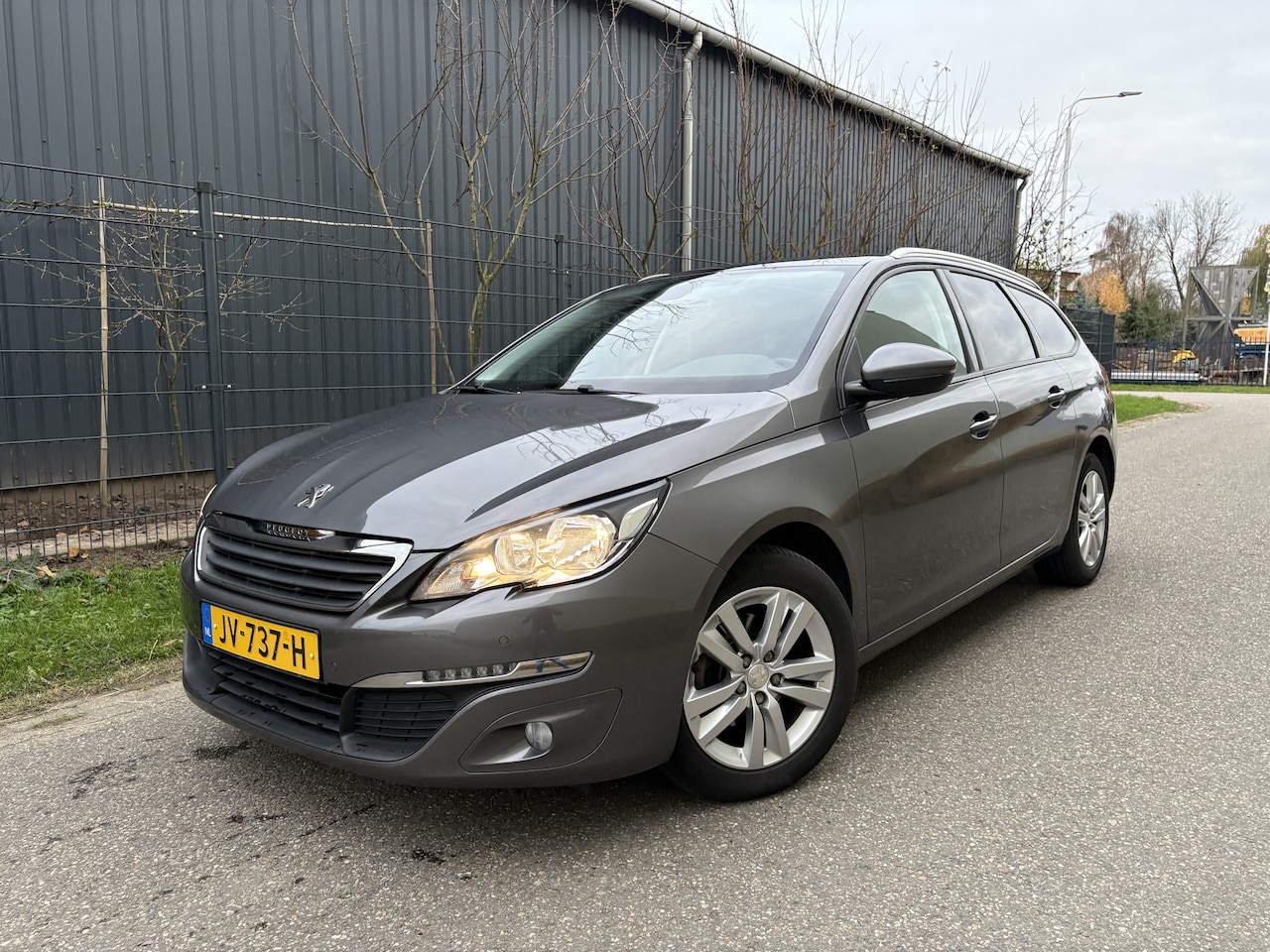 Peugeot 308 SW - 1.2 PureTech Blue Lease Executive / NAVI / CRUISE / PANORAMADAK - AutoWereld.nl