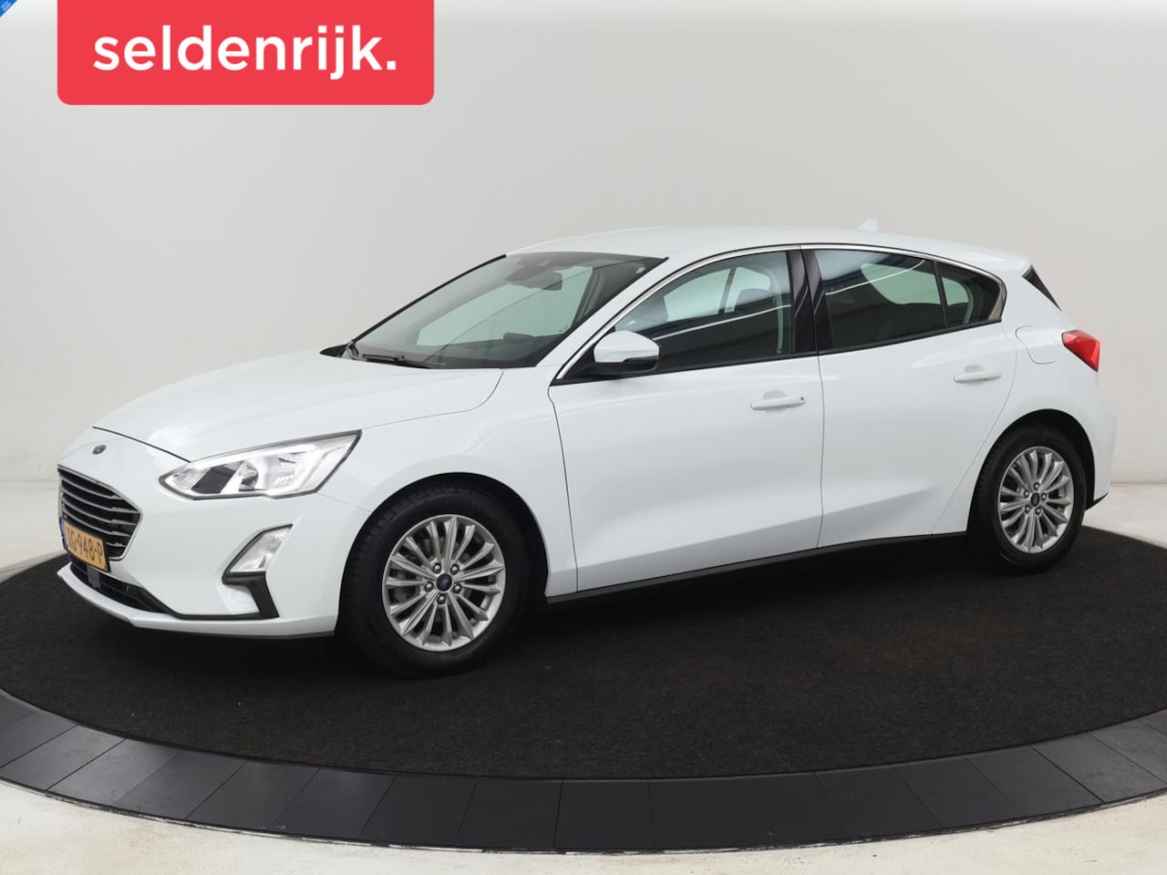Ford Focus - 1.0 EcoBoost Titanium | Automaat | Carplay | Navigatie | Keyless | Climate control | Parke - AutoWereld.nl