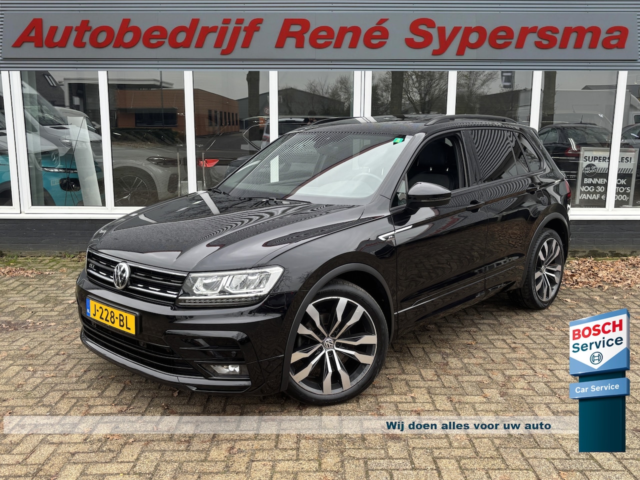 Volkswagen Tiguan - 1.5 TSI ACT Highline 3x R-Line | Automaat | Pano | Adaptive Cruise | Stoelverwarming - AutoWereld.nl