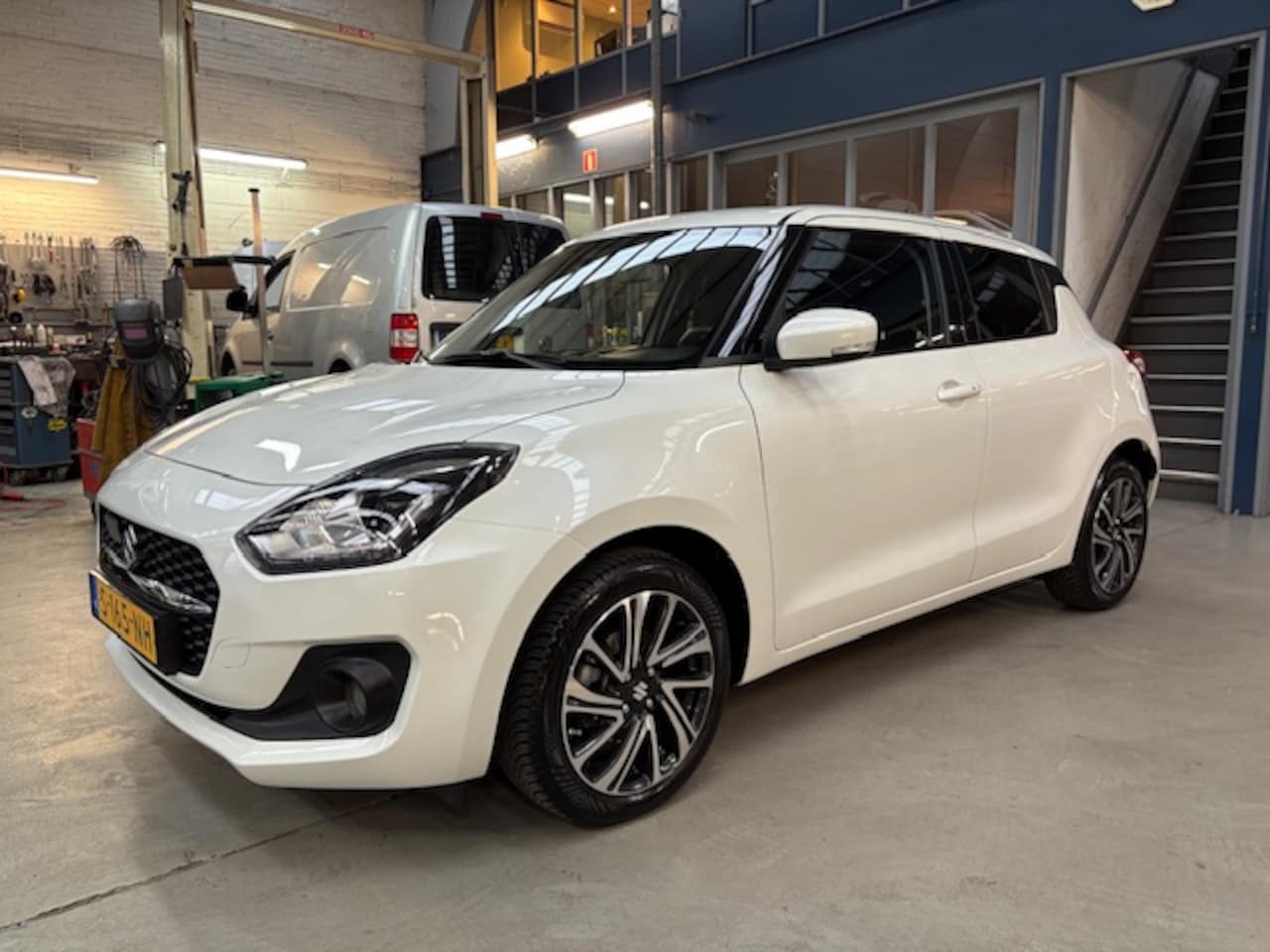 Suzuki Swift - 1.2 DualJet 83pk Smart Hybrid Style | Apple carplay / Android auto | Navigatie | Camera | - AutoWereld.nl