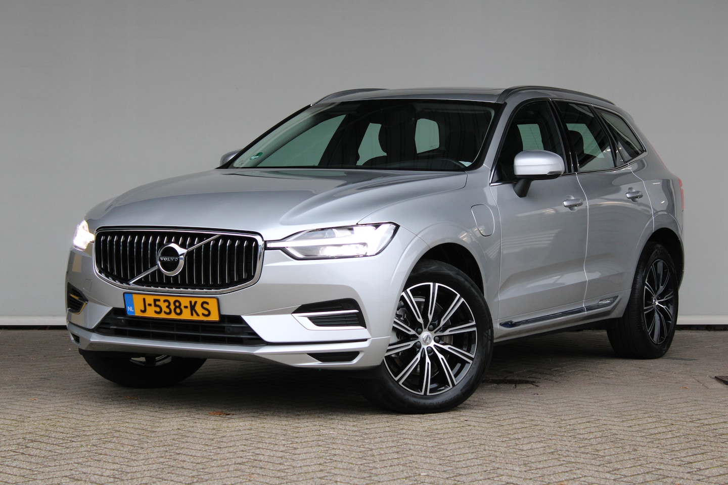 Volvo XC60 - 2.0 Recharge T8 AWD Inscription | Adaptieve cruise control | Schuif-kanteldak | Trekhaak | - AutoWereld.nl