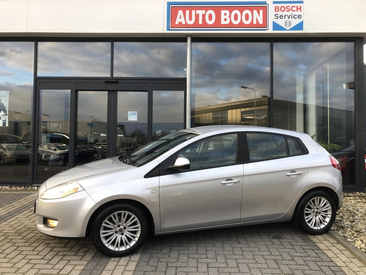 Fiat Bravo - 1.4 120PK AUTOMAAT T-JET DYNAMIC CLIMA/PDC/LMV/ BLUE&ME/LEDERENSTUURWIEL.MULTI/. 1 EIG./NL - AutoWereld.nl