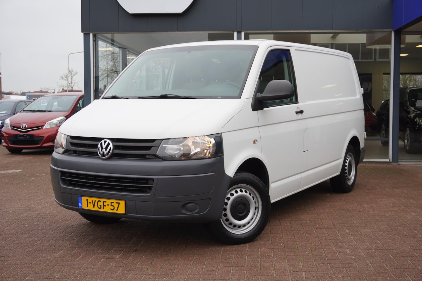 Volkswagen Transporter - 2.0 TDI L1H1 DC Comfortline | 3 zitter | Airco | 1e eigenaar | Elek. Pakket | Wit | Trekha - AutoWereld.nl