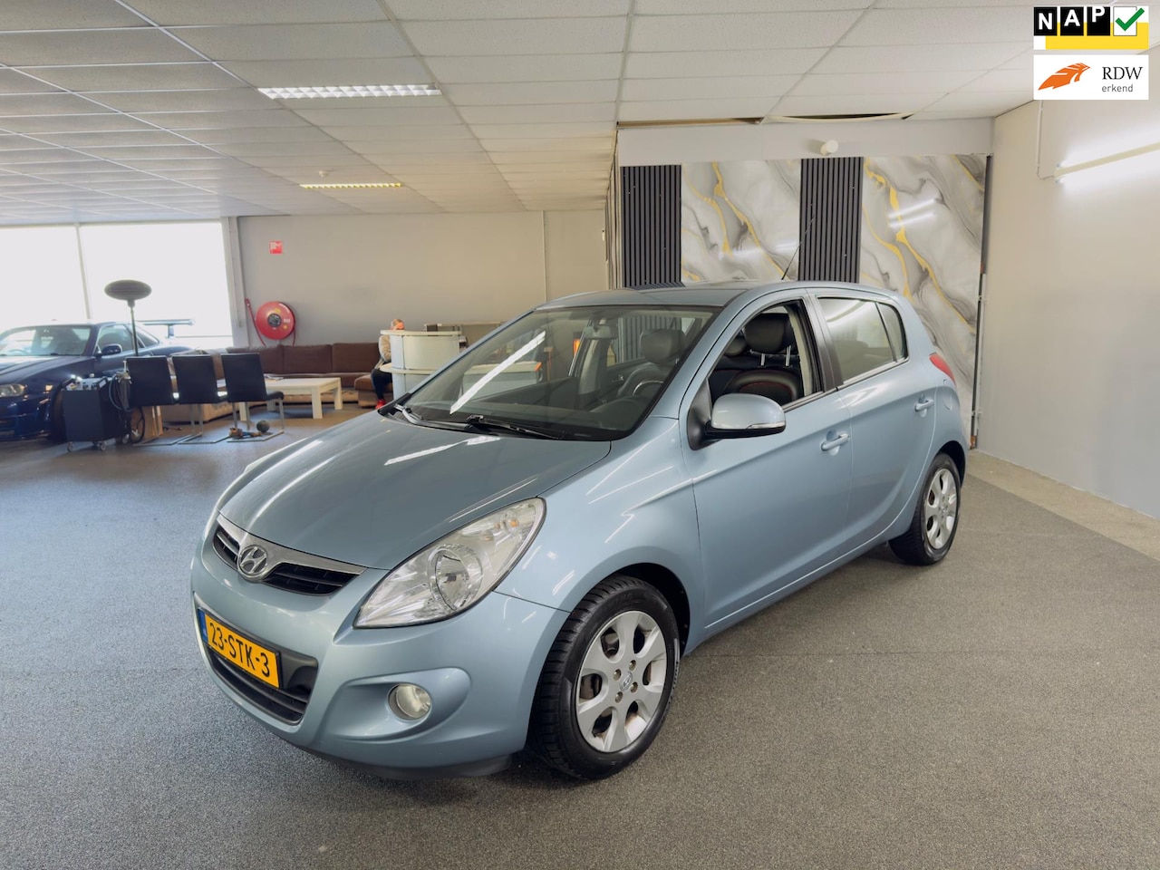 Hyundai i20 - 1.2i i-Catcher Apk Nieuw,Airco,E-Ramen,Lm velgen,Leder bekleding,N.A.P,5Deurs,2 sleutels,T - AutoWereld.nl