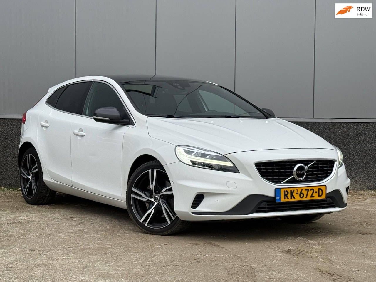 Volvo V40 - 2.0 D3 R-Design Business Sport Automaat! - AutoWereld.nl