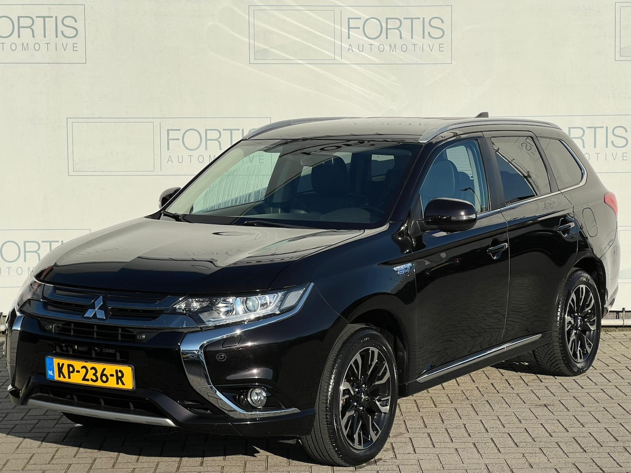 Mitsubishi Outlander - 2.0 PHEV Executive Edition NL AUTO | CAMERA | TREKHAAK | NAVI | - AutoWereld.nl
