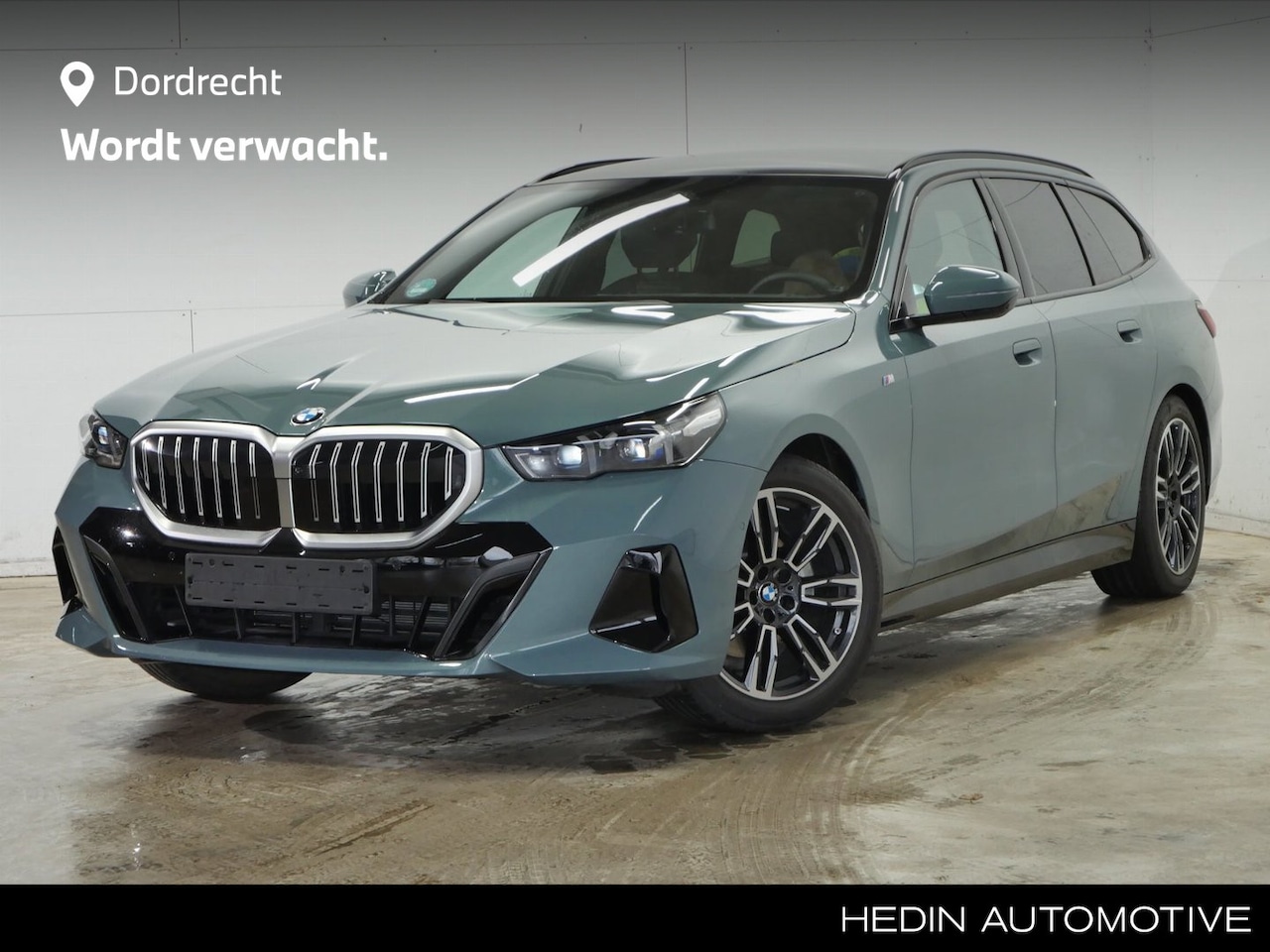 BMW 5-serie Touring - 520i M-Sport | 19" | Panorama | Driving Assistant Plus | Harman Kardon | Trekhaak - AutoWereld.nl