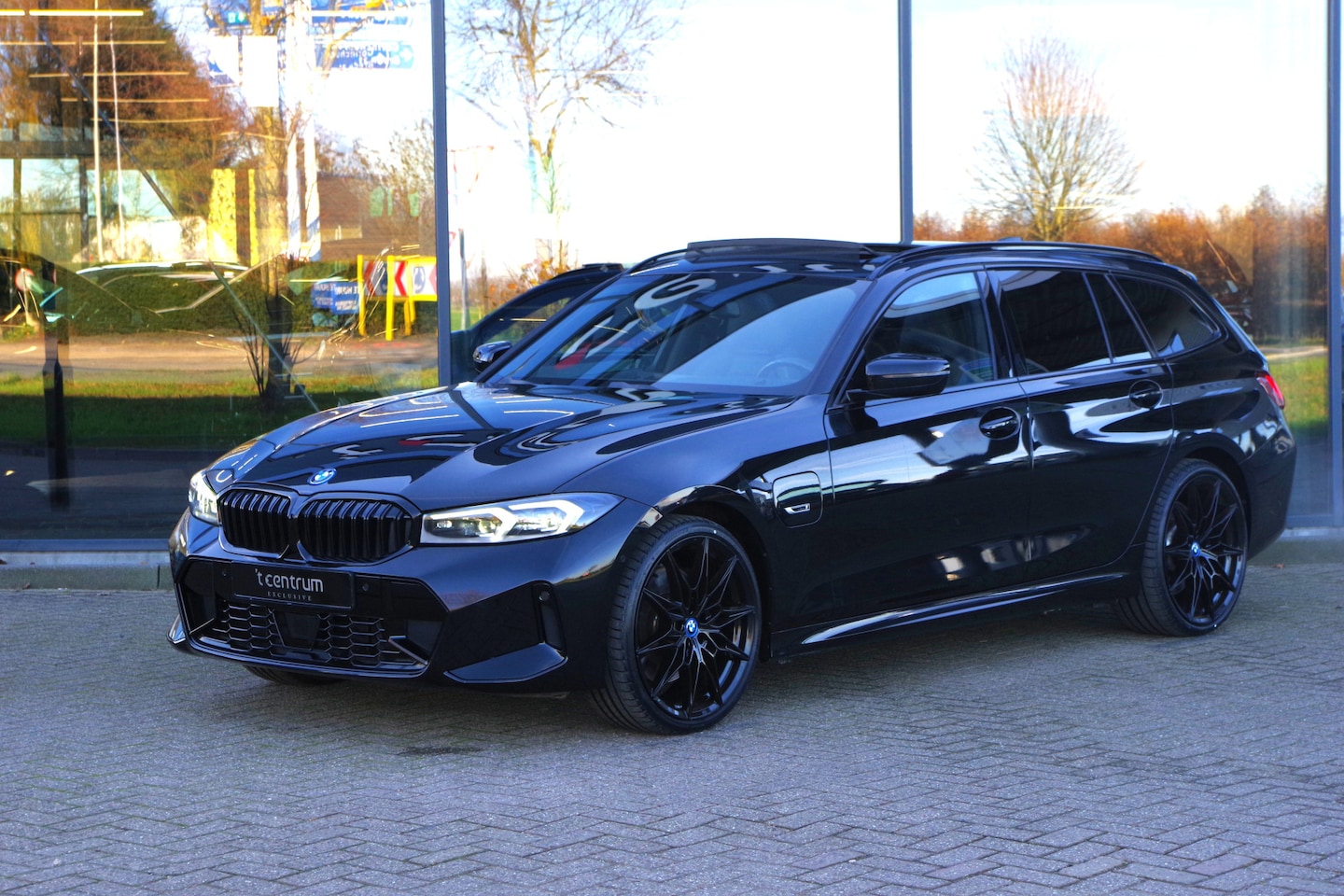 BMW 3-serie Touring - 330e 293 PK High Executive M-Sport Pro PHEV, M-Sportstoelen, Panoramadak, H/K Sound, Memor - AutoWereld.nl