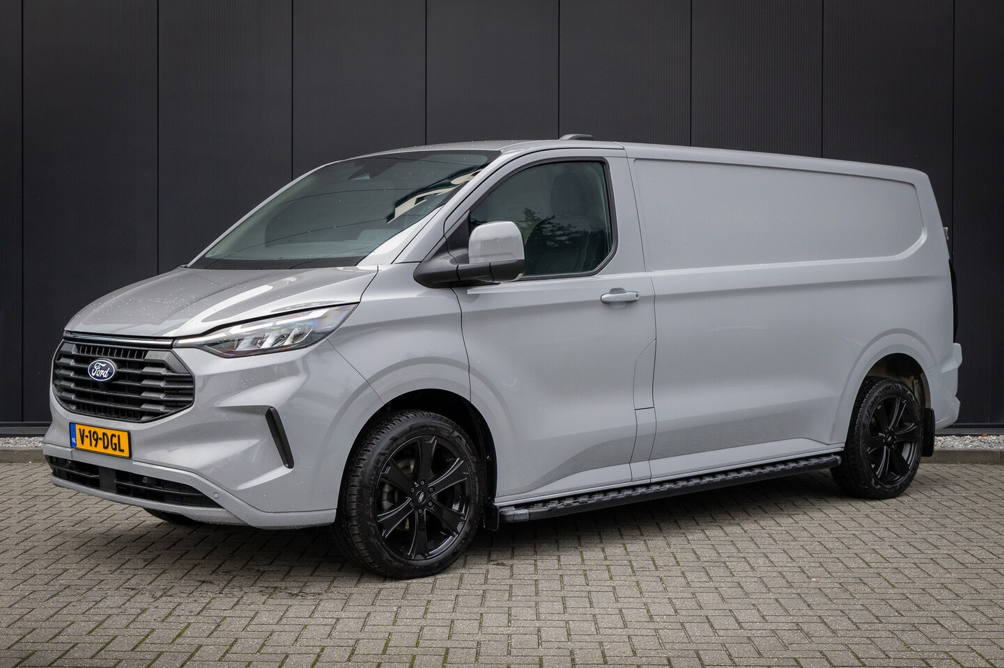 Ford Transit Custom - 320 2.0 TDCI L2H1 Limited | AUTOMAAT | TREKHAAK | NAVIGATIE | 19 INCH VELGEN | TREEPLANKEN - AutoWereld.nl
