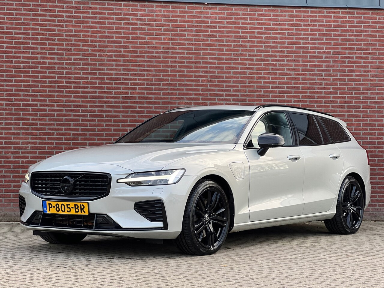 Volvo V60 - 2.0 T6 Recharge AWD R-Design | 360 Camera | Schuif/kantel Dak | BTW auto - AutoWereld.nl