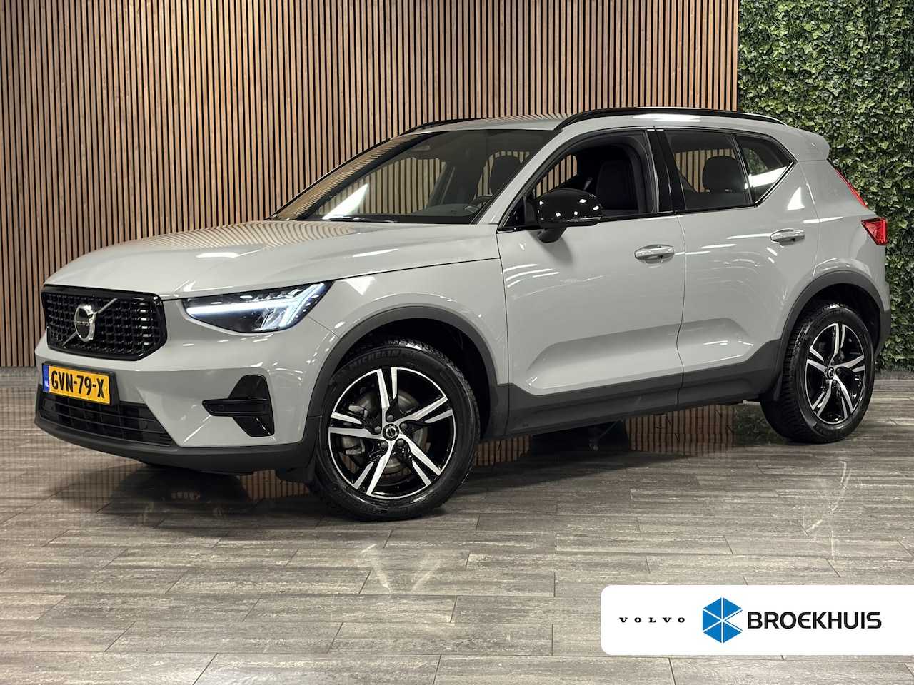 Volvo XC40 - 2.0 B4 Plus Dark Trekhaak | All Season banden | Harman Kardon | Bestuurdersstoel elektrisc - AutoWereld.nl