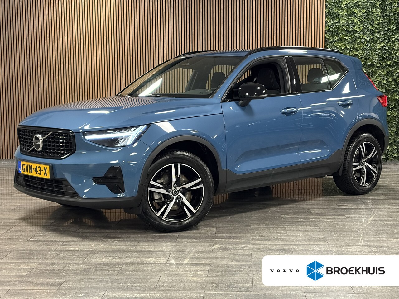 Volvo XC40 - 2.0 B4 Plus Dark Trekhaak | All Season banden | Harman Kardon | Bestuurdersstoel elektrisc - AutoWereld.nl