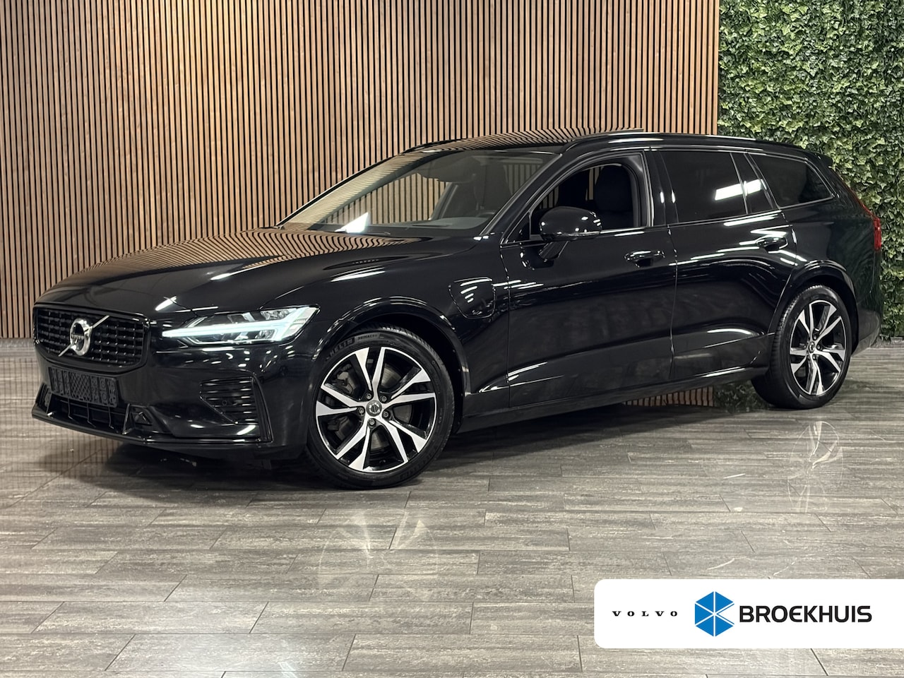 Volvo V60 - T6 AWD Recharge R-Design Schuifdak | 360° Camera | Head-Up Display | Harman Kardon | Adapt - AutoWereld.nl