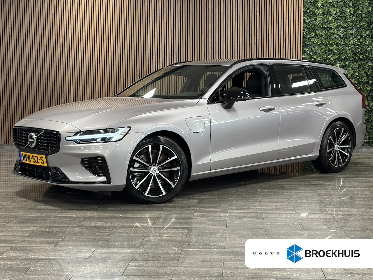 Volvo V60 - 2.0 T6 Plug-in hybrid AWD Plus Dark Aurora Silver | Trekhaak | All Season banden | 360° Ca - AutoWereld.nl