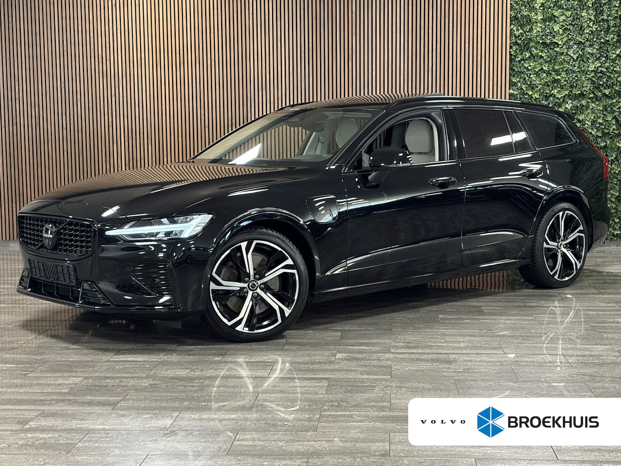 Volvo V60 - T8 AWD Recharge Ultimate Ultra Dark Full Option! | Bowers & Wilkins | Trekhaak | Stoelvent - AutoWereld.nl