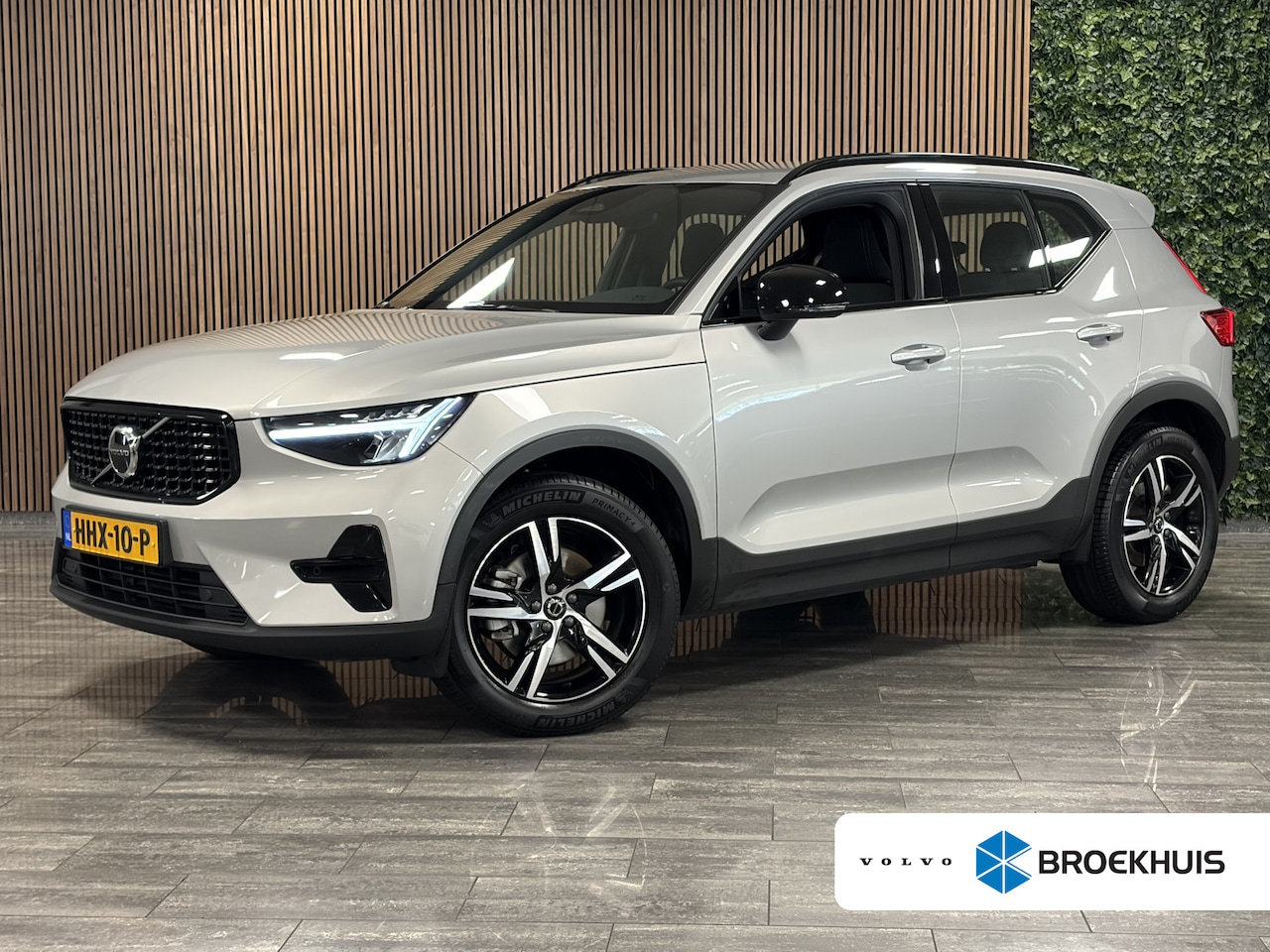 Volvo XC40 - 2.0 B4 Plus Dark Trekhaak | Harman Kardon | Bestuurdersstoel elektrisch geheugen | Stoel e - AutoWereld.nl