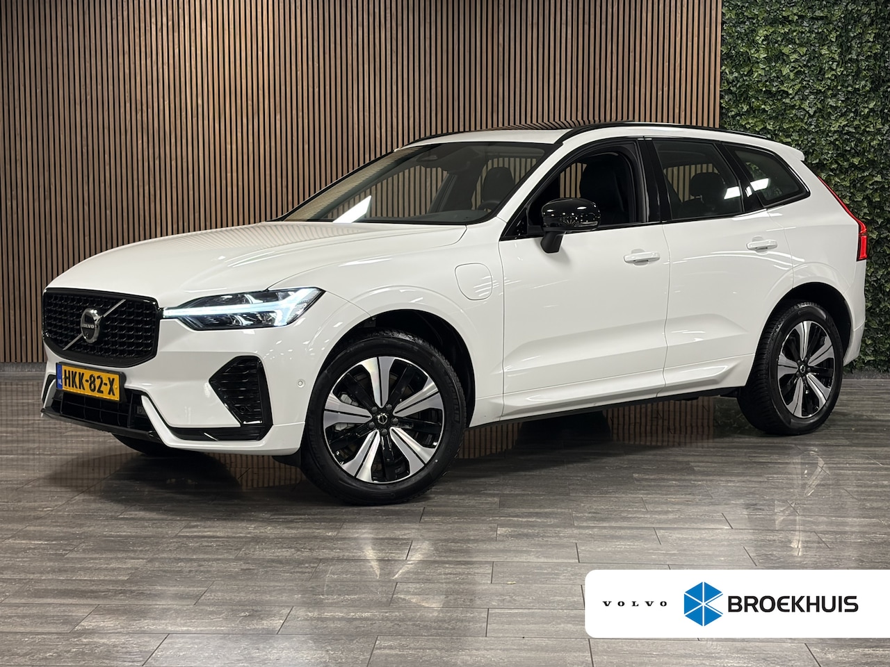 Volvo XC60 - 2.0 T6 Plug-in hybrid AWD Plus Dark Trekhaak | 360° Camera | All Season banden | Crystal W - AutoWereld.nl