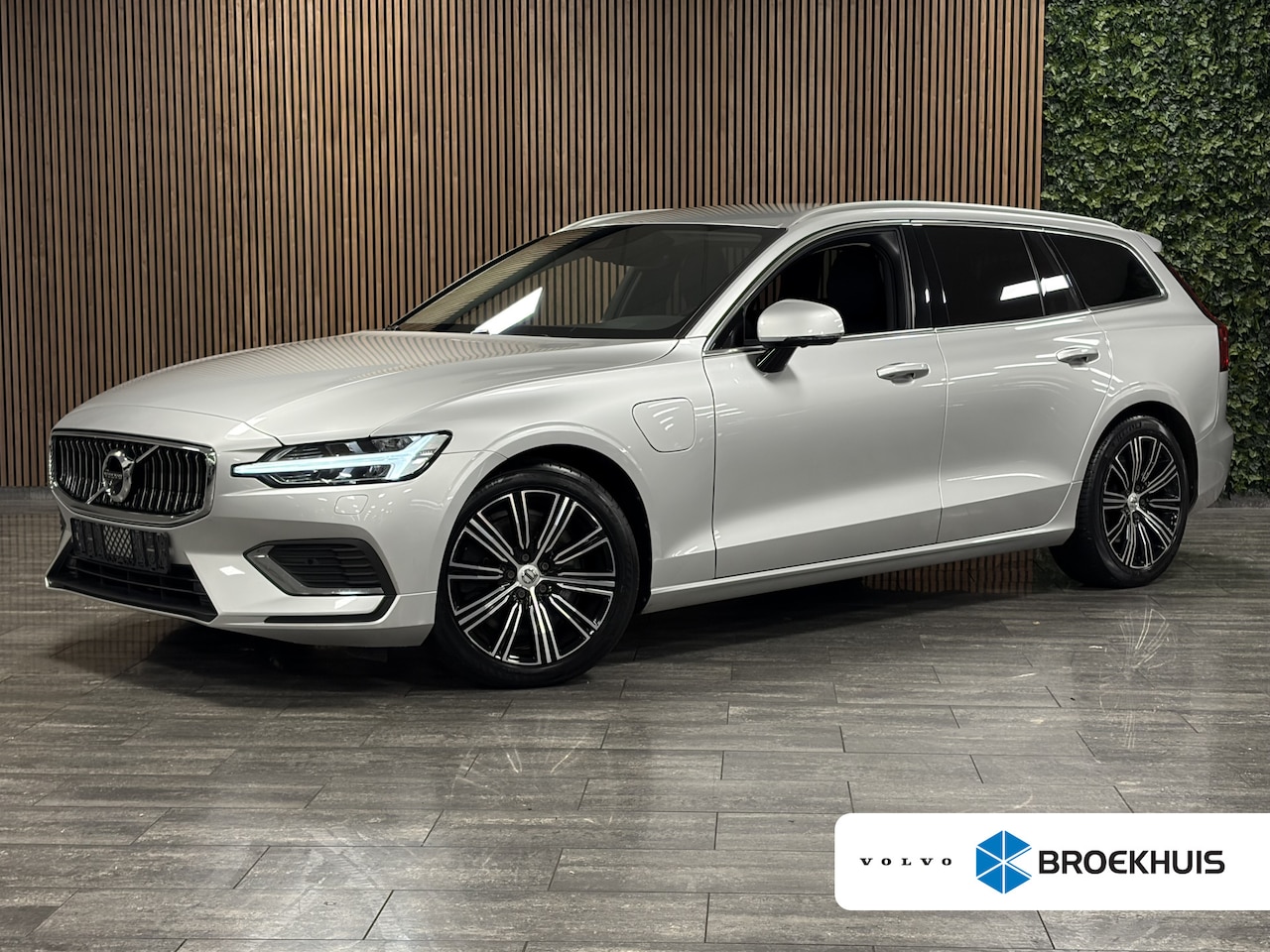 Volvo V60 - T6 AWD Recharge Inscription Trekhaak | 360° Camera | Harman Kardon | Adaptieve Cruise Cont - AutoWereld.nl