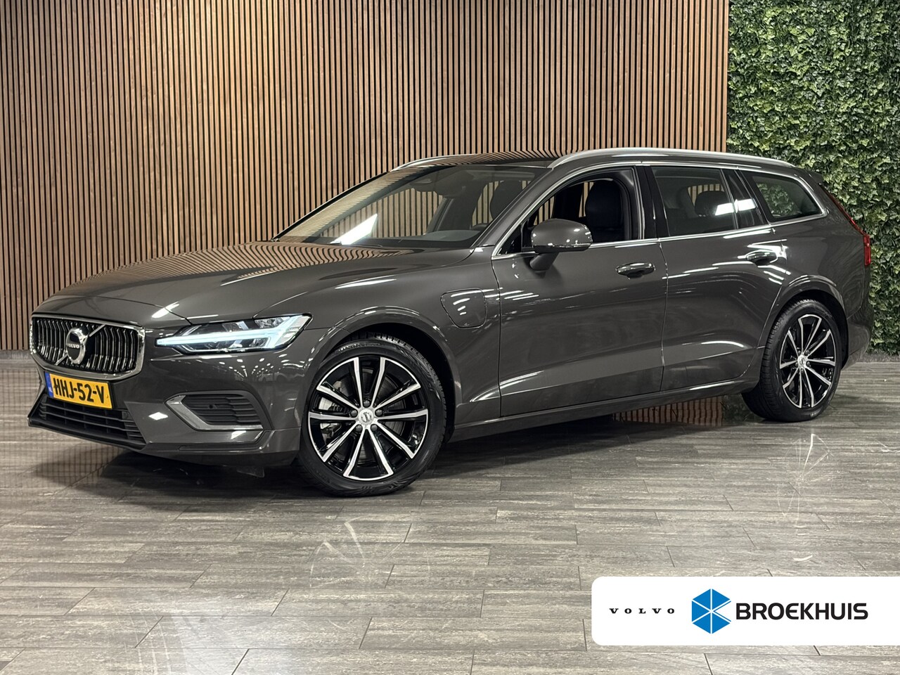 Volvo V60 - 2.0 T6 Plug-in hybrid AWD Essential Bright Trekhaak | All Season banden | Lederen bekledin - AutoWereld.nl