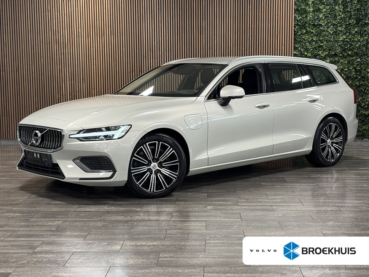 Volvo V60 - T6 AWD Recharge Inscription 360° Camera | Harman Kardon | Adaptieve Cruise Control | Stand - AutoWereld.nl