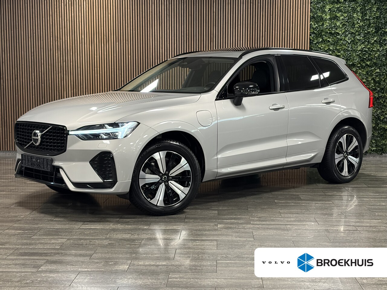 Volvo XC60 - T6 AWD Recharge Plus Dark Harman Kardon | All Season banden | Adaptieve Cruise Control | S - AutoWereld.nl