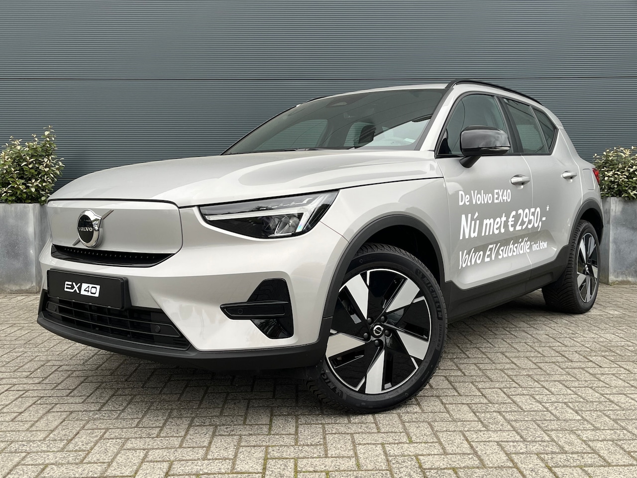 Volvo XC40 - Single Motor Extended Range Plus 82 kWh Trekhaak | All Season banden | Adaptieve Cruise Co - AutoWereld.nl
