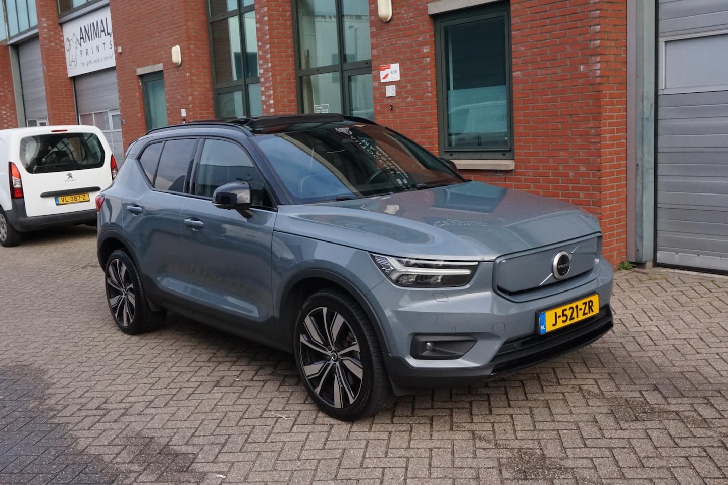 Volvo XC40 - Recharge P8 AWD R-Design Pano ! - AutoWereld.nl