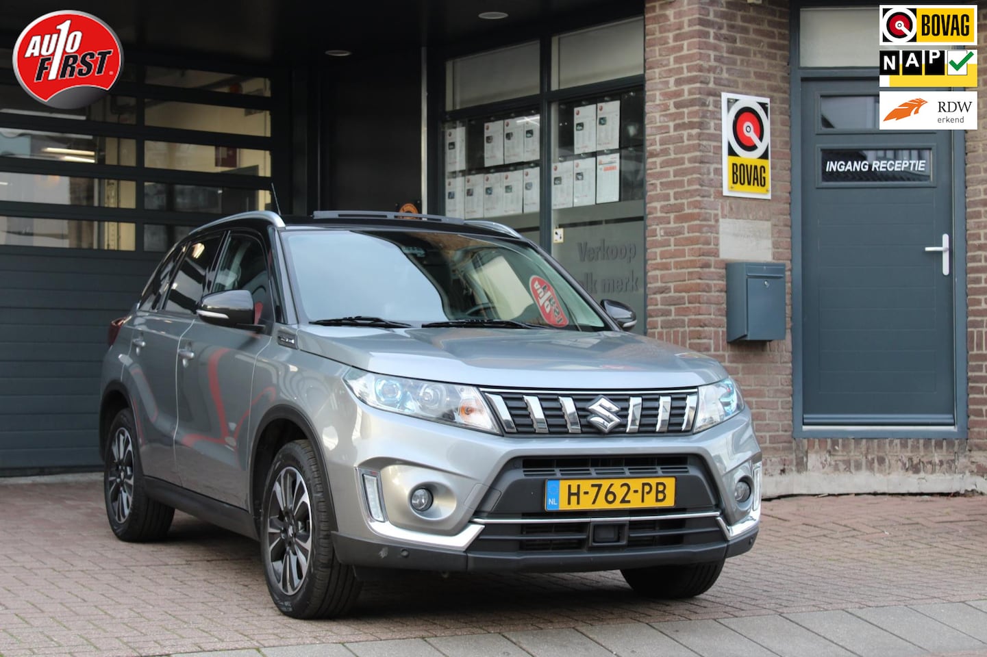 Suzuki Vitara - 1.0 Boosterjet // Panoramadak // Carplay // Trekhaak // Nav // Camera - AutoWereld.nl