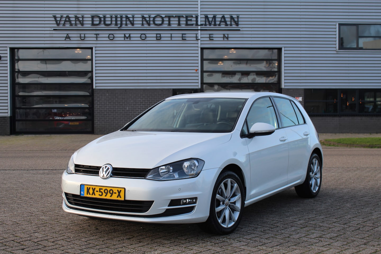 Volkswagen Golf - 1.2 TSI Connected Series / Carplay / Camera / N.A.P. - AutoWereld.nl