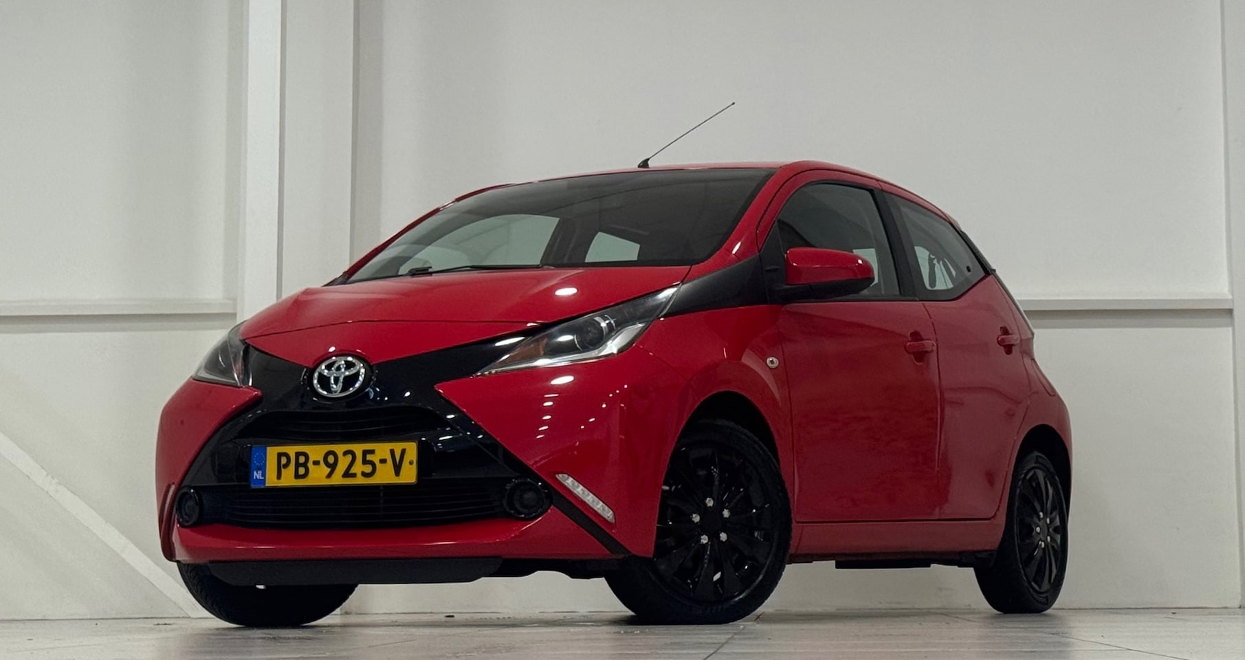 Toyota Aygo - 1.0 VVT-i x-play Camera Clima Nieuwe APK - AutoWereld.nl