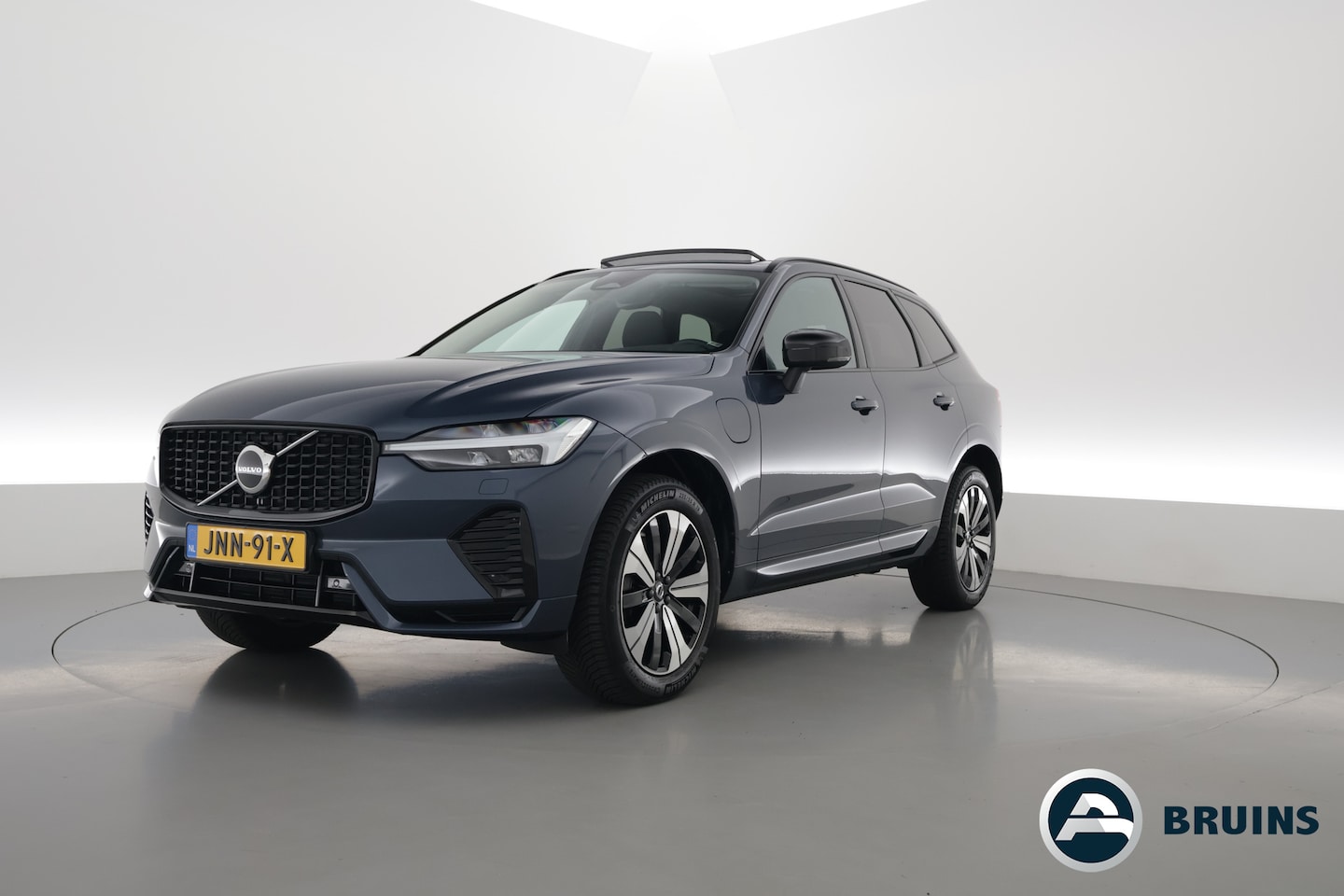 Volvo XC60 - T8 Plug-in Hybrid Plus Dark | Pano | ACC | Blis | Elek. trekhaak | H&K | Elek. stoel+mem. - AutoWereld.nl