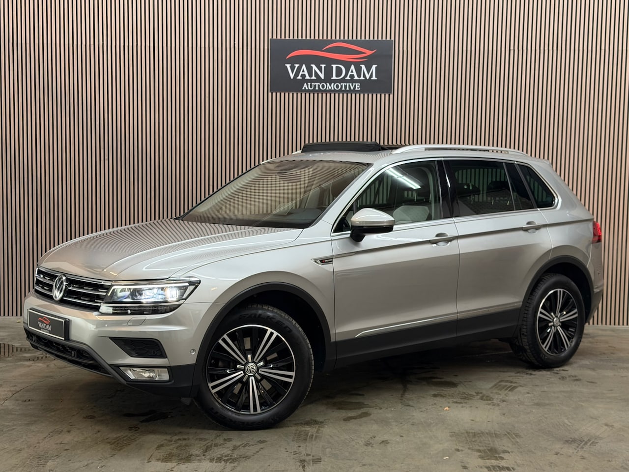 Volkswagen Tiguan - 2.0 TSI 4Motion Highline 2017 DSG PANO LED CAMERA - AutoWereld.nl