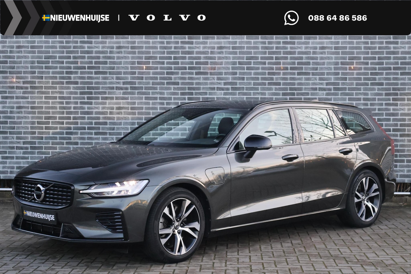 Volvo V60 - 2.0 T6 Recharge AWD R-Design | Adaptieve Cruise Control | Panoramadak | Trekhaak | Parkeer - AutoWereld.nl