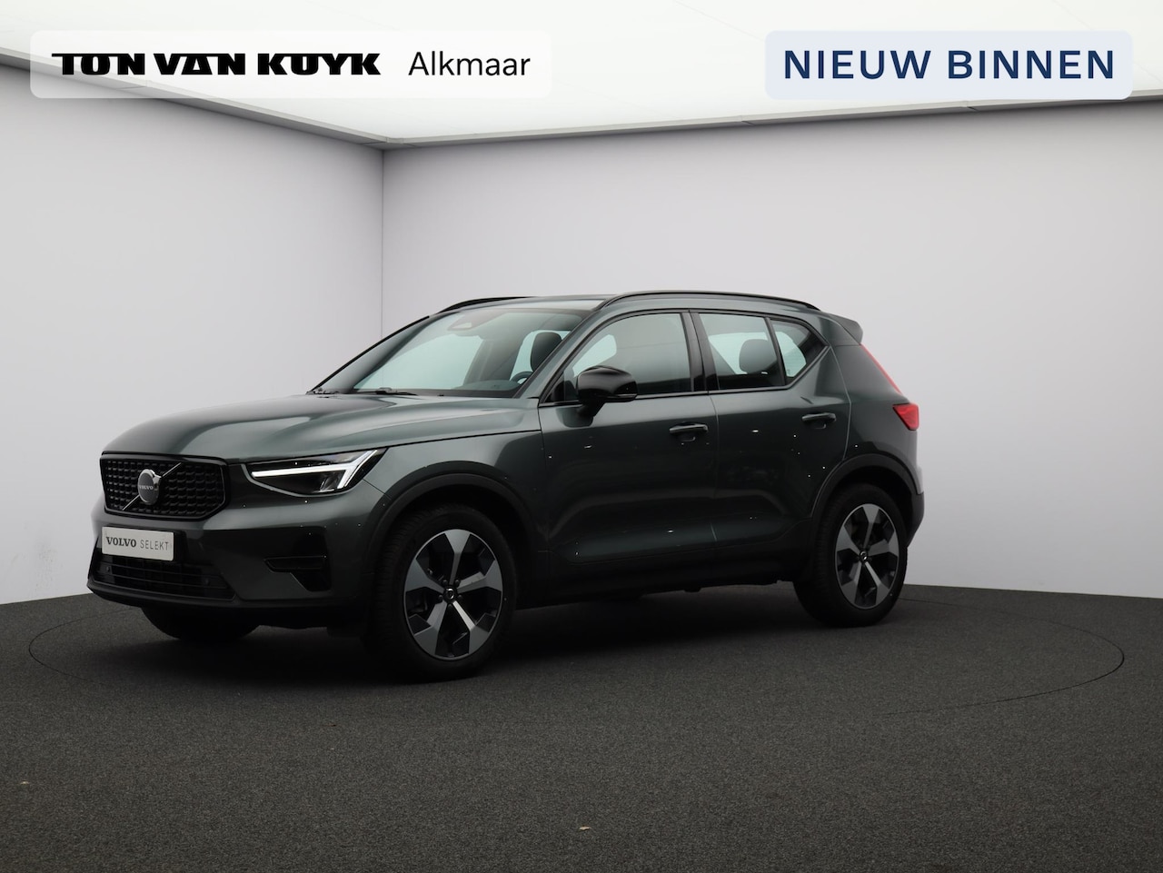 Volvo XC40 - 2.0 B4 Plus Dark / Trekhaak / All Season Banden / Stoel+Stuurwielverwarming / Elek. verste - AutoWereld.nl