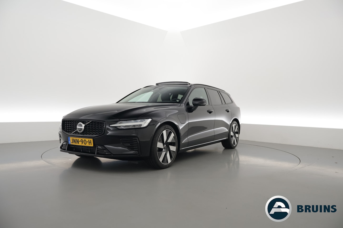 Volvo V60 - 2.0 T6 Plug-in hybrid AWD Plus Dark | Pano | 360 Camera | Elek trekhaak | H&K Audio | 4 st - AutoWereld.nl
