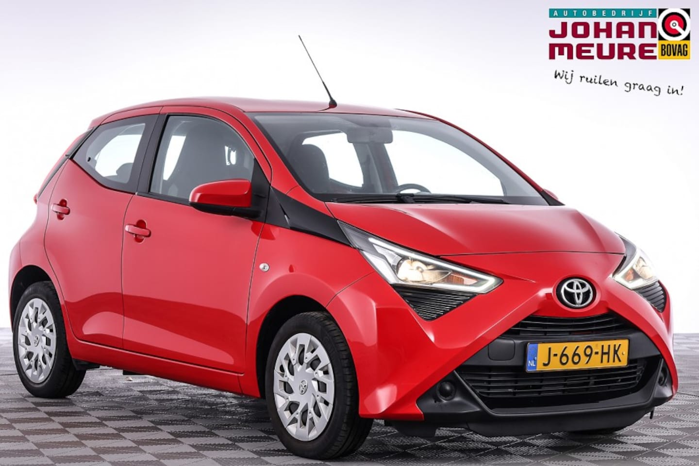Toyota Aygo - 1.0 VVT-i x-play Automaat | CAMERA | AIRCO ✅ 1e Eigenaar - AutoWereld.nl
