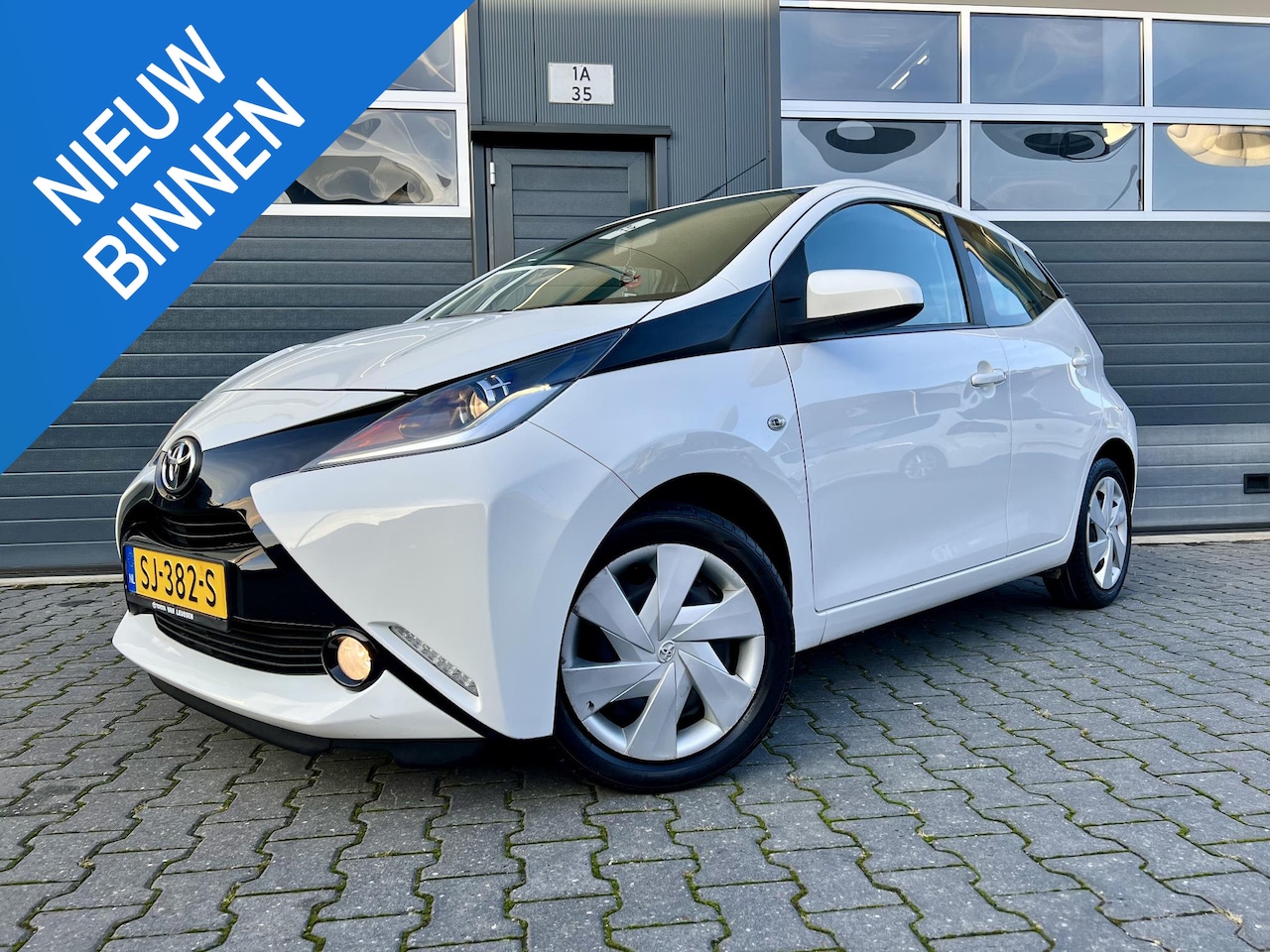 Toyota Aygo - 1.0 VVT-i x-play *CRUISE*CAMERA*BLUETOOTH* - AutoWereld.nl
