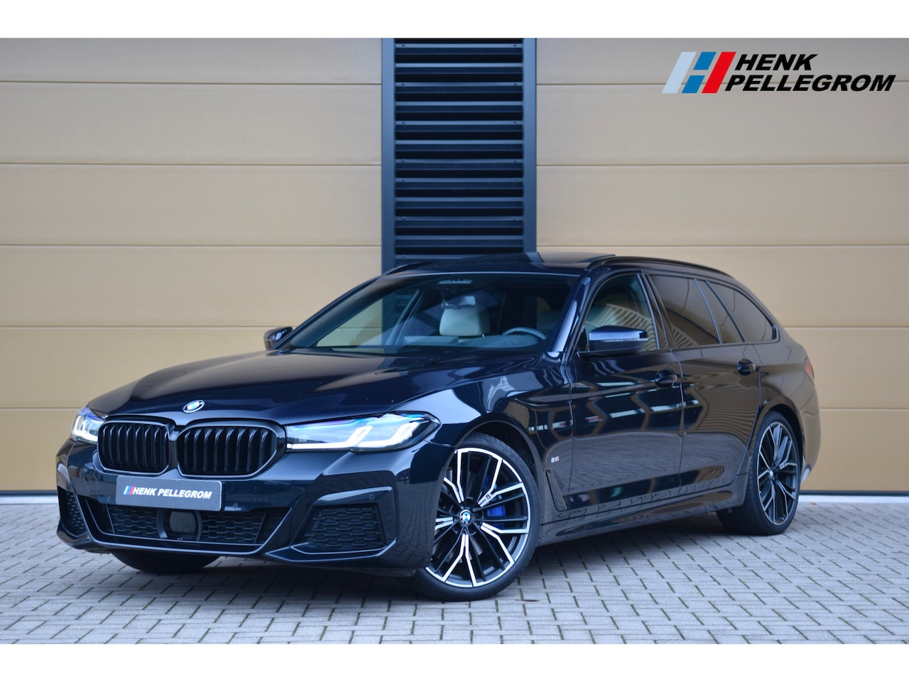 BMW 5-serie Touring - 540i xDrive High Executive * M-Sport * Panoramadak * Laser * Stoelmassage * Softclose * - AutoWereld.nl