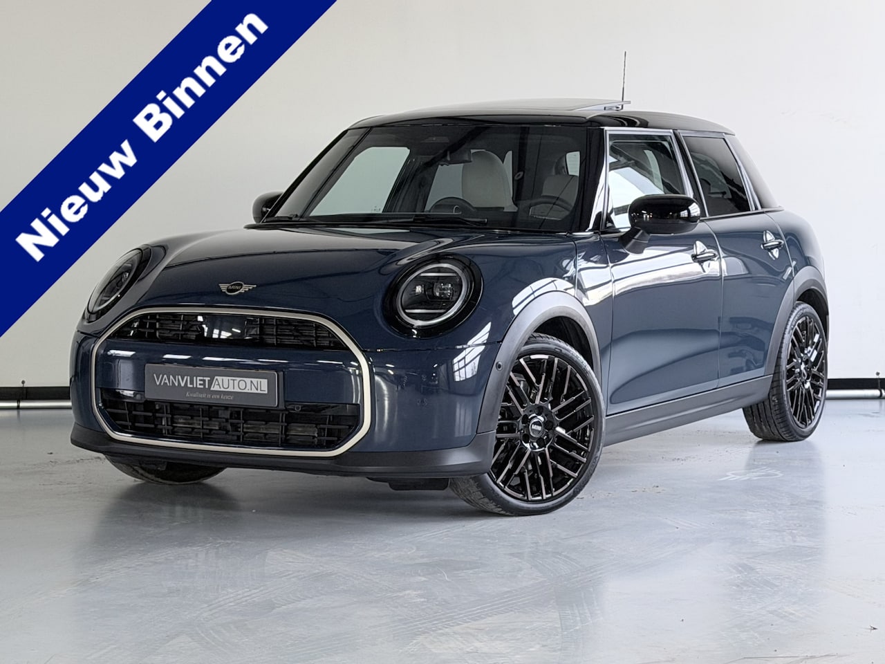 MINI Cooper - Mini 1.5 C Favoured M / Leder / Head Up / Pan Dak - AutoWereld.nl