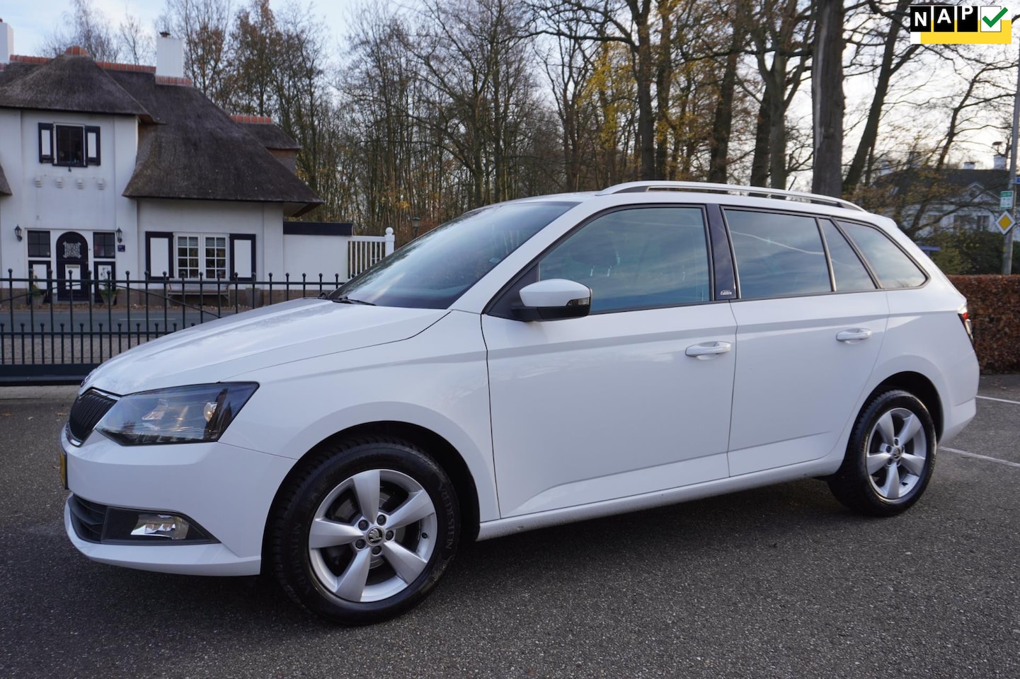 Skoda Fabia Combi - 1.2 TSI Edition Clima Cruise Navi Pdc Trekhaak Lm Velgen - AutoWereld.nl