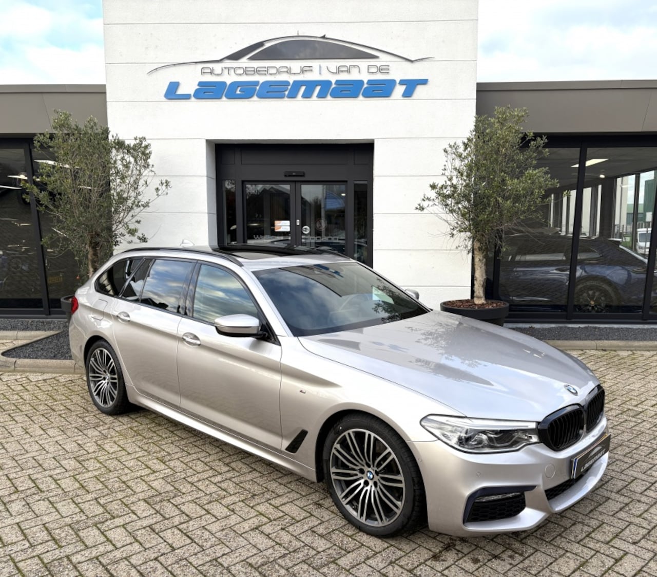 BMW 5-serie Touring - 520i High Executive M-pakket Pano - AutoWereld.nl